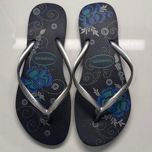 Havaianas Slim Organic Flip Flops Sandals Navy Blue Silver Floral Print. Size 11